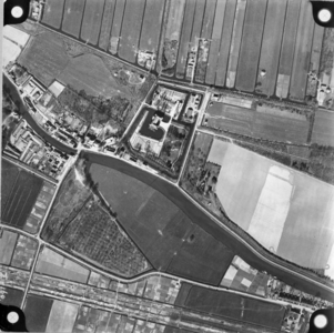 84640 Verticale luchtfoto van Slot Zuylen en Oud-Zuilen en omgeving te Zuilen; in het midden de Vecht.N.B. Een groot ...